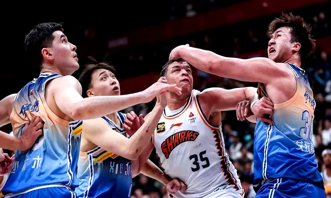 联赛强弱对决引爆激烈战役，球队凶猛对抗