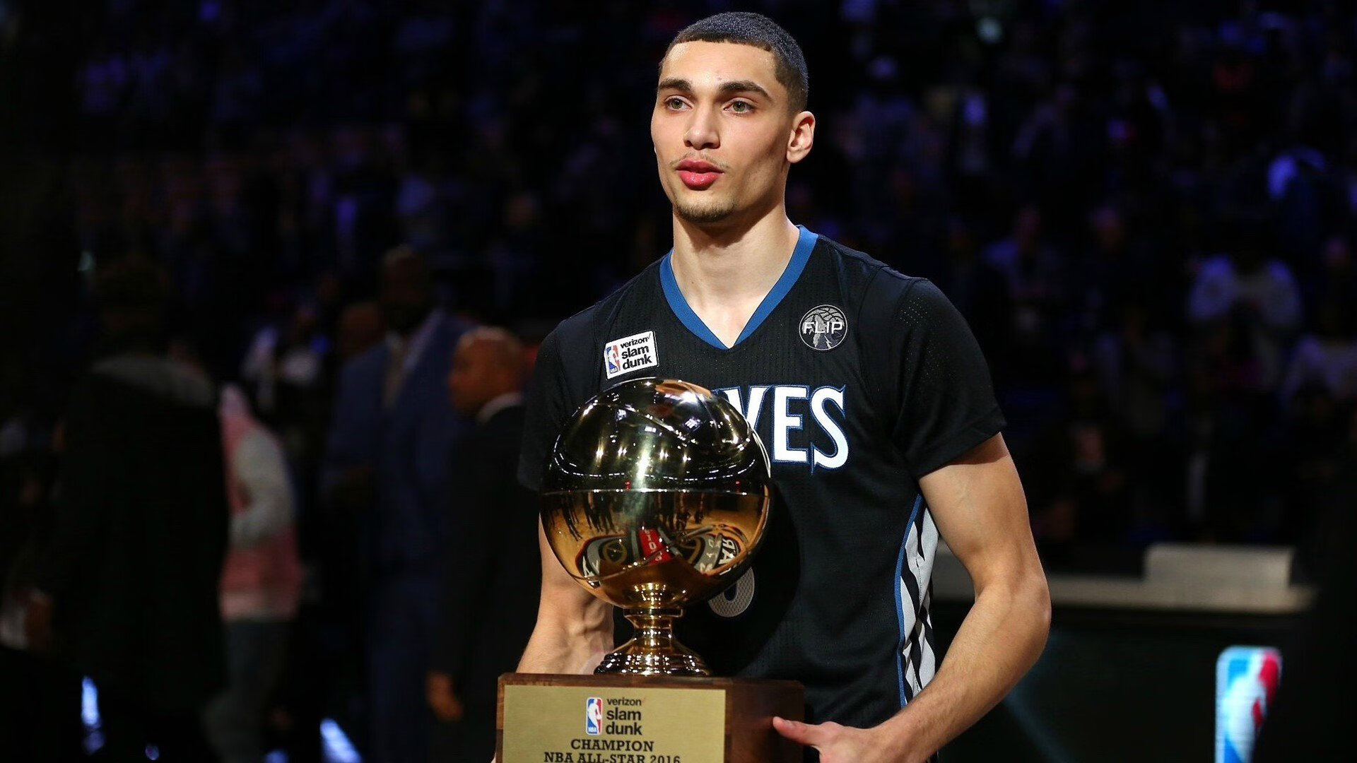 浓眉成为全场焦点,老鹰正面击溃浙江队